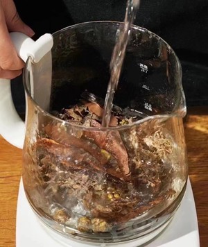 经常熬夜，脸色蜡黄，肝火旺的这个汤要多煲金线莲灵芝护肝汤