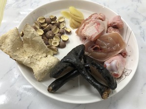 灵芝莲子清鸡汤
