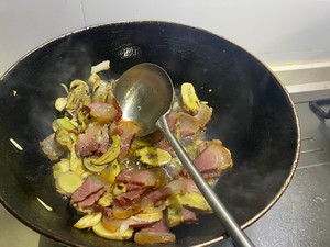 牛肝菌炒腊肉