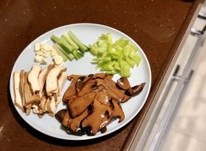 鲜掉眉毛的素炒牛肝菌