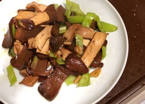 鲜掉眉毛的素炒牛肝菌