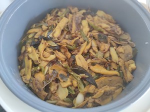 牛肝菌焖饭（含菌子处理）