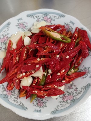 炒黑牛肝菌