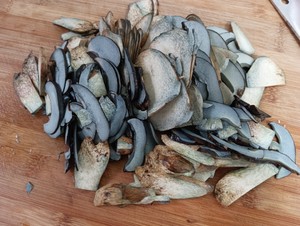 炒黑牛肝菌