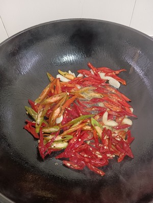 炒黑牛肝菌