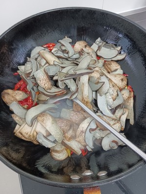 炒黑牛肝菌