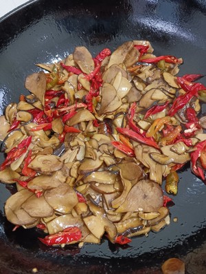 炒黑牛肝菌
