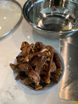 松茸花菇乌鸡汤