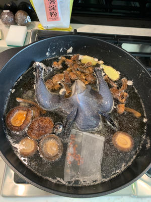 松茸花菇乌鸡汤
