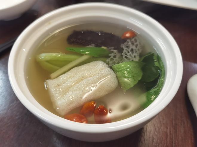 海参鸽蛋竹荪汤