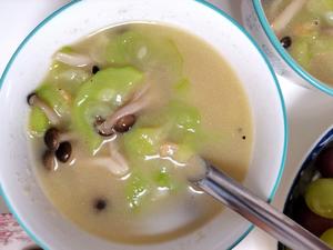 这个夏天不能少的一碗汤：煎蛋+蟹味菇+虾皮+丝瓜汤