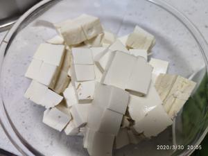 海鲜菇豆腐汤，超简单，晚上喝一碗暖暖的?