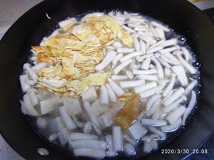 海鲜菇豆腐汤，超简单，晚上喝一碗暖暖的?