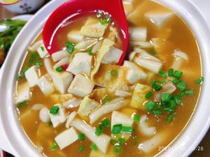 海鲜菇豆腐汤，超简单，晚上喝一碗暖暖的?