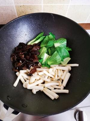 鲜得连汤汁都不留一滴的海鲜菇炒蛋