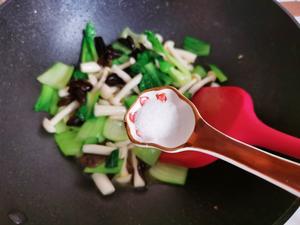 鲜得连汤汁都不留一滴的海鲜菇炒蛋