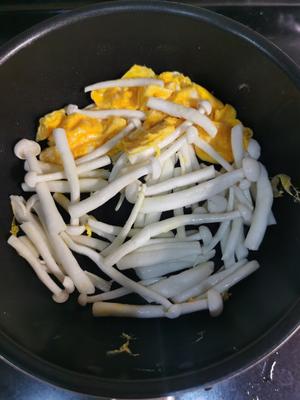 鲜掉眉毛的海鲜菇鸡蛋汤
