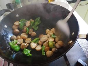 蚝油青椒炒草菇