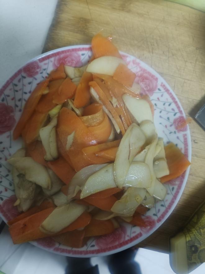 鸡腿菇炒胡萝卜