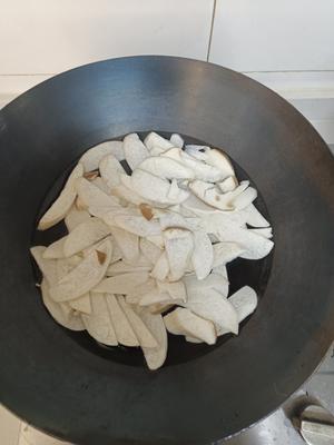 鸡腿菇炒胡萝卜