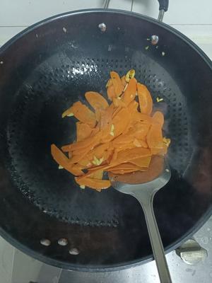 鸡腿菇炒胡萝卜
