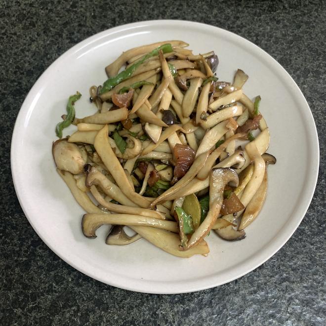腊肉炒鸡腿菇