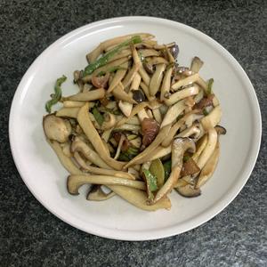 腊肉炒鸡腿菇