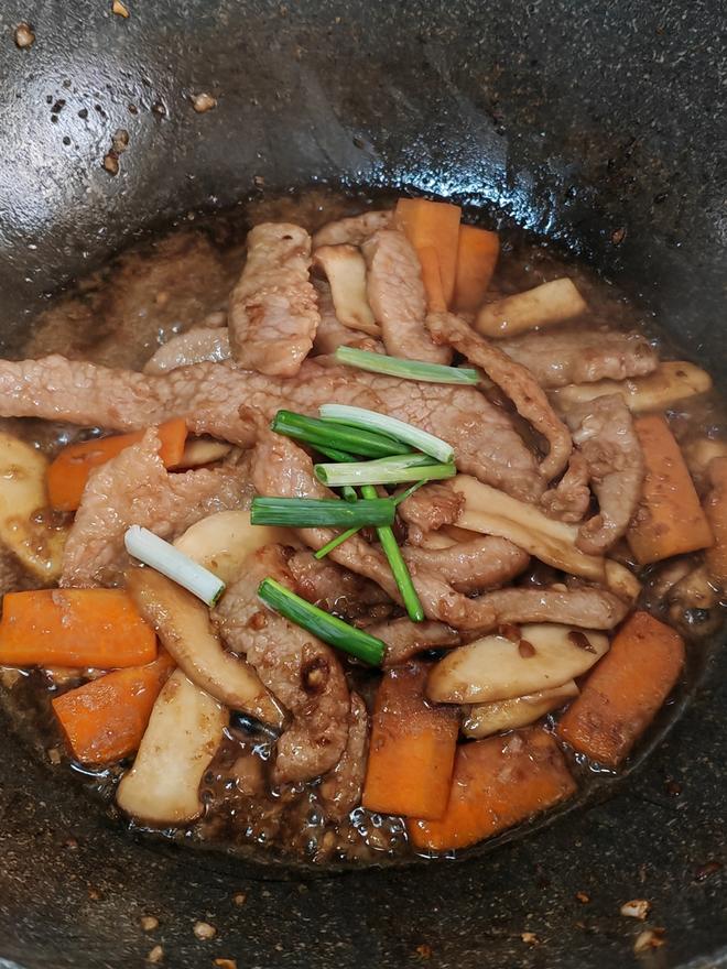 蒜香猪颈肉炒鸡腿菇