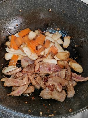 蒜香猪颈肉炒鸡腿菇