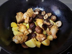 土豆香菇炖鸡腿/鸡块