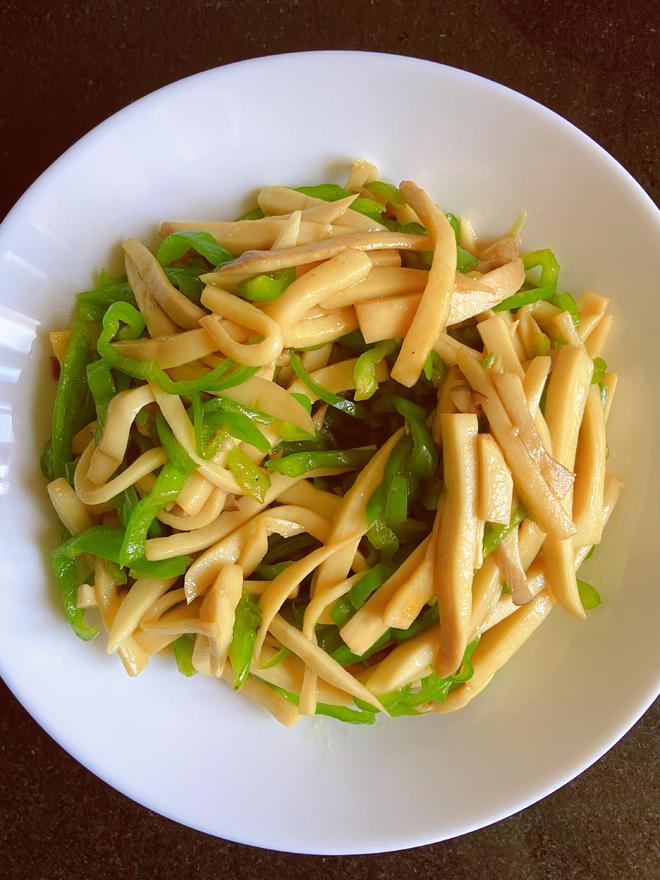 青椒炒鸡腿菇