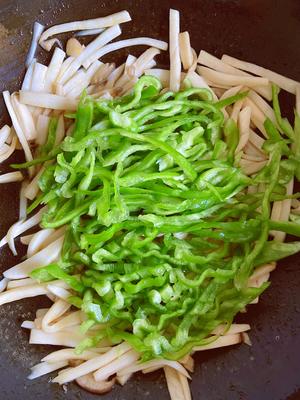 青椒炒鸡腿菇