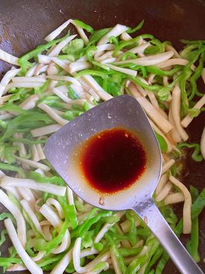 青椒炒鸡腿菇