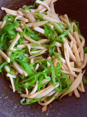 青椒炒鸡腿菇