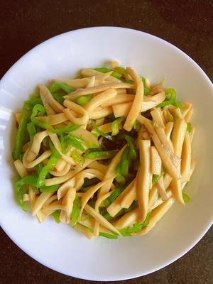 青椒炒鸡腿菇