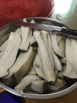 比肉好吃的鸡腿菇