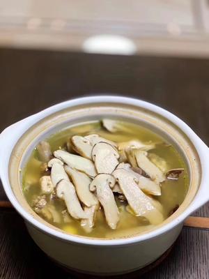 野生松茸炖鸡汤