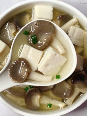 低脂鲜美！连喝三碗都不腻的平菇豆腐汤