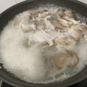 香辣好吃的炒平菇