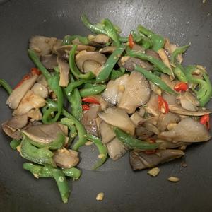 香辣好吃的炒平菇