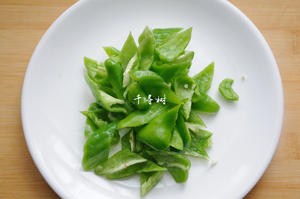 平菇青椒炒鸡蛋 好吃又营养的超快手家常菜