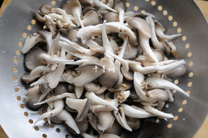 平菇青椒炒鸡蛋 好吃又营养的超快手家常菜