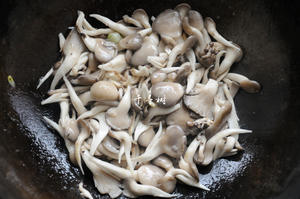 平菇青椒炒鸡蛋 好吃又营养的超快手家常菜