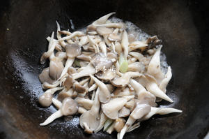 平菇青椒炒鸡蛋 好吃又营养的超快手家常菜