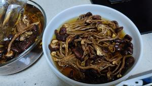 茶树菇炖肘子