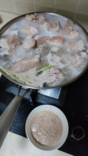 茶树菇炖肘子