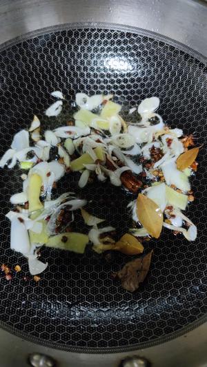 茶树菇炖肘子