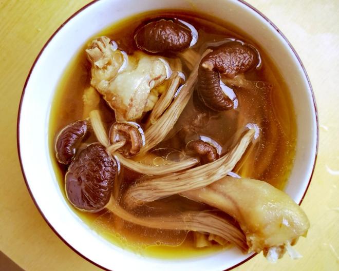 茶树菇鸡汤（孕妇的绝佳靓汤）