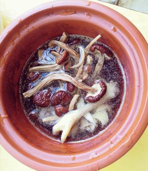 茶树菇鸡汤（孕妇的绝佳靓汤）