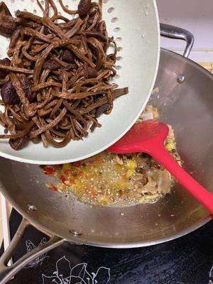 炒茶树菇